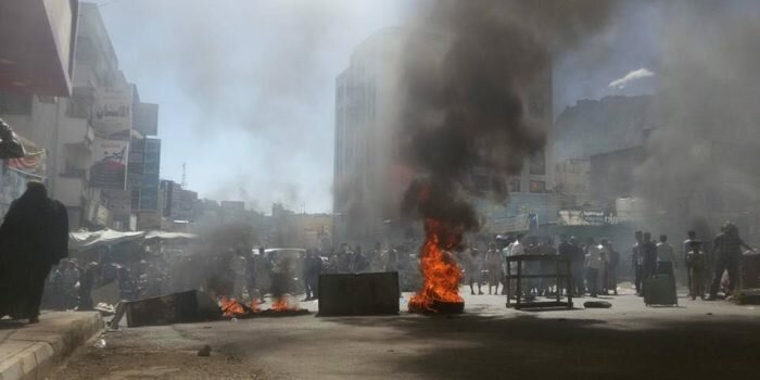 متظاهرون يحرقون إطارات السيارات في شارع رئيسي بتعز