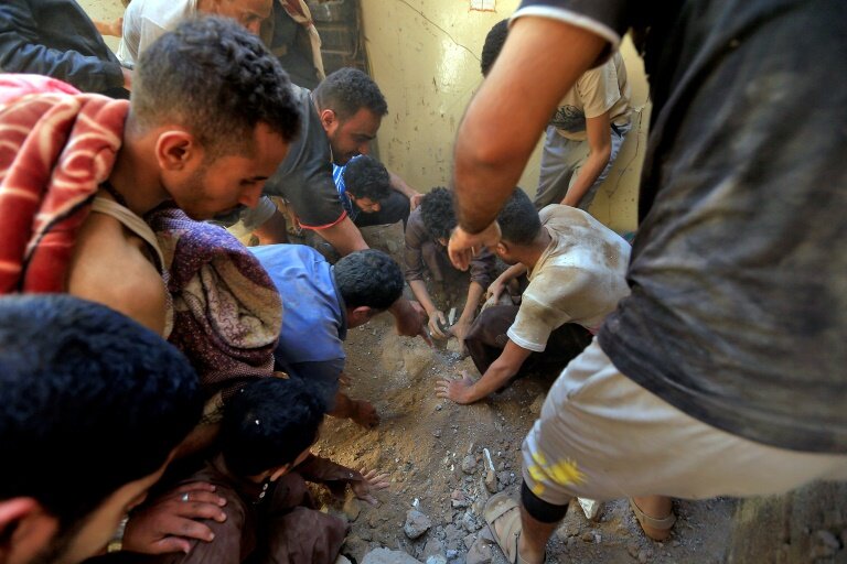 انتشال جثث ضحايا القصف على مبنى سكني في شارع الرقاص من قبل طائرات التحالف العربي في العاصمة صنعاء