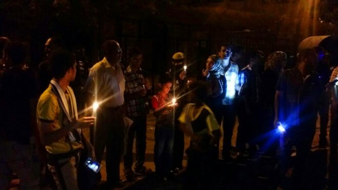 مواطنون يخرجون للشوارع في عدن بعد انقطاع الكهرباء - أرشيف